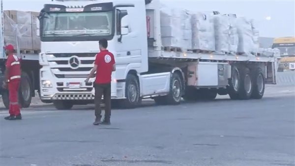 مساعدات إنسانية مصرية تتدفق عبر معبر رفح ضمن القافلة الرابعة للهلال الأحمر
