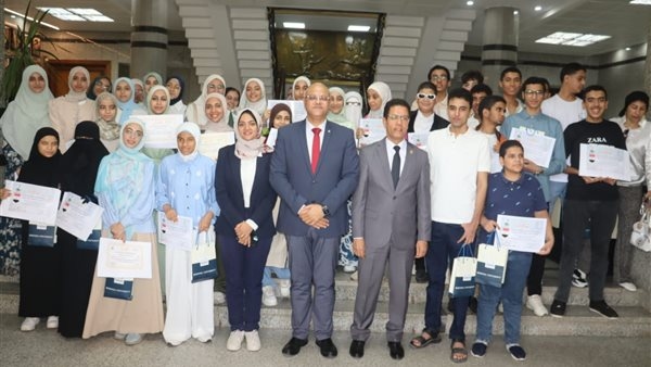 محافظ القليوبية يكرم 44 طالبا من أوائل الشهادات العامة والأزهرية والفنية