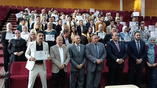جامعة المنوفية تكرم 117 طالبا بكلية الآداب لحصولهم على دورات أخصائي الاستشعار عن بُعد