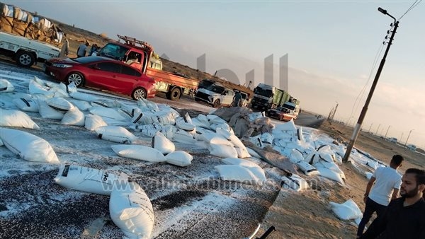 إنقلاب تريلا محملة بالأسمدة الزراعية على طريق الفيوم القاهرة الصحراوي
