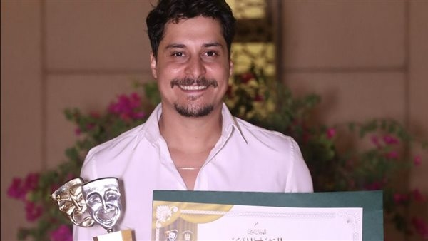 محمد ناصر يحصد جائزة أفضل ممثل مسرحي عن عرض "العشاء الأخير"