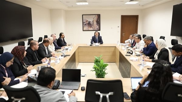 نائب وزير الصحة يعقد اجتماعًا لتطوير منظومة المخازن الاستراتيجية والتموين الطبي