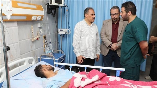محافظ الشرقية يزور مصابي حادث انهيار عقار الزقازيق.. صور