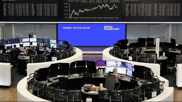 تباين أداء البورصات الأوروبية بعد تصريحات ترامب بشأن الرسوم الجمركية
