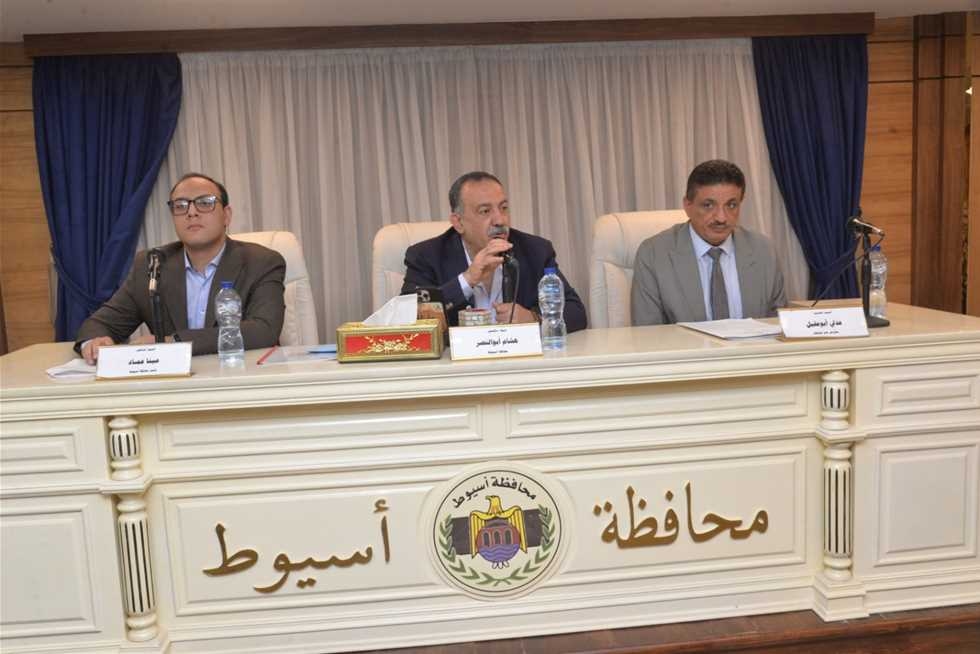 اتفاق مع «بيت الزكاة» على توفير وحدات سكنية للأسر الأولى بالرعاية في أسيوط (تفاصيل)