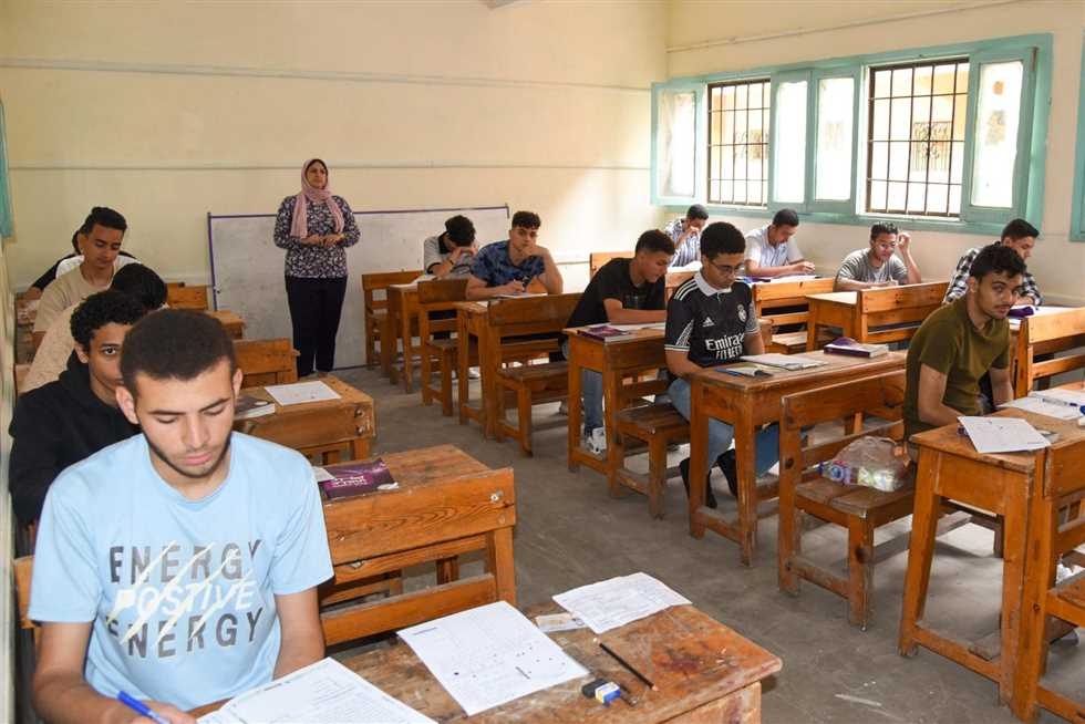 طلاب الثانوية العامة 2025 يؤدون امتحاني الفيزياء والتاريخ غدًا في 2029 لجنة على مستوى الجمهورية