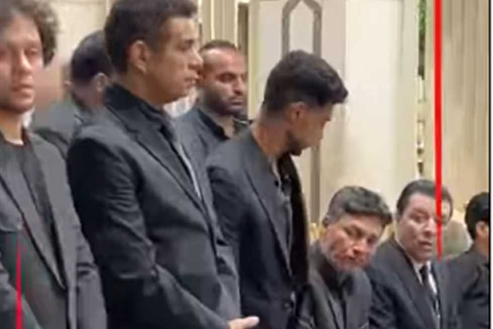 مصطفى كامل والليثي يستقبلان المعزين في عزاء أحمد عامر من مسجد الحامدية الشاذلية (فيديو)