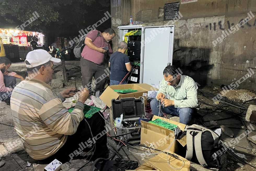 «الخدمة لازم ترجع».. عمّال وفنيون يتسابقون لإعادة الإنترنت قبل انتهاء امتحانات الثانوية بعد حريق سنترال رمسيس (معايشة)