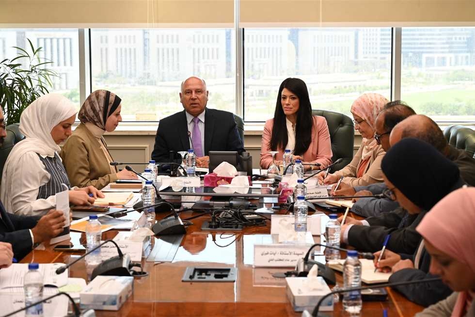 «الصناعة» و«التخطيط» تبحثان جاهزية القطاع للتعامل مع آلية تعديل حدود الكربون (CBAM)