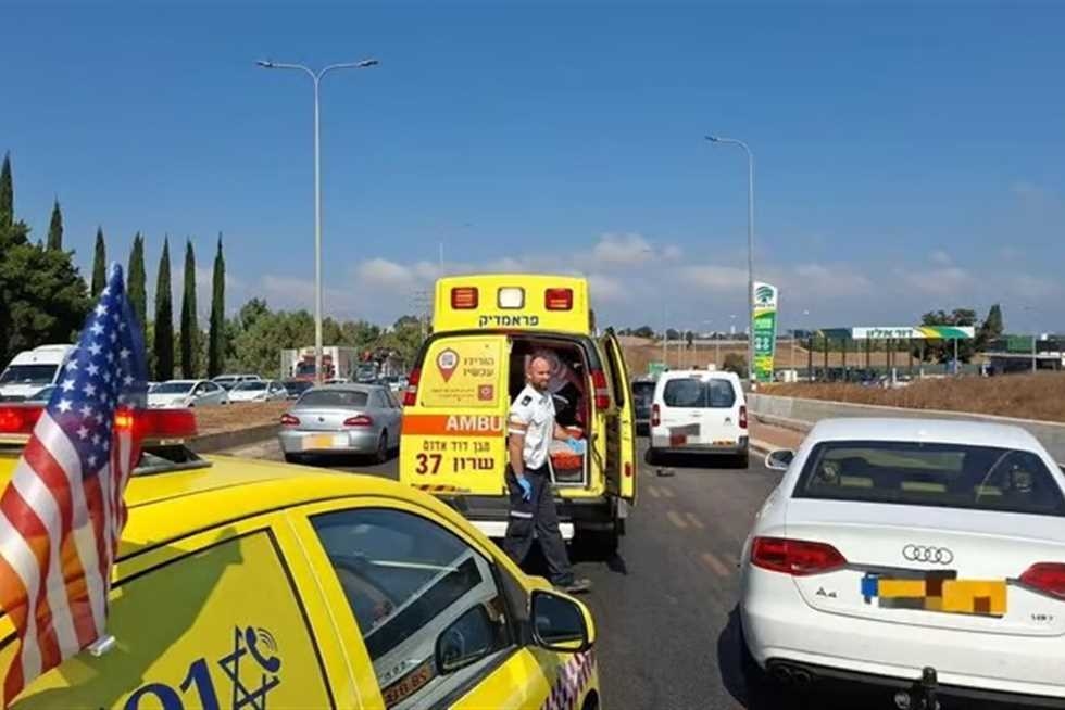 إصابة 9 جنود إسرائيليين في عملية دهس.. مروحيات ووحدات خاصة لضبط منفذ العملية (صور)