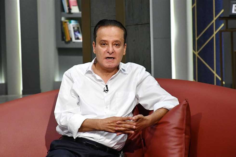 عادل إمام السبب.. يوسف معاطي يكشف كواليس استقالته من التليفزيون وART (فيديو)