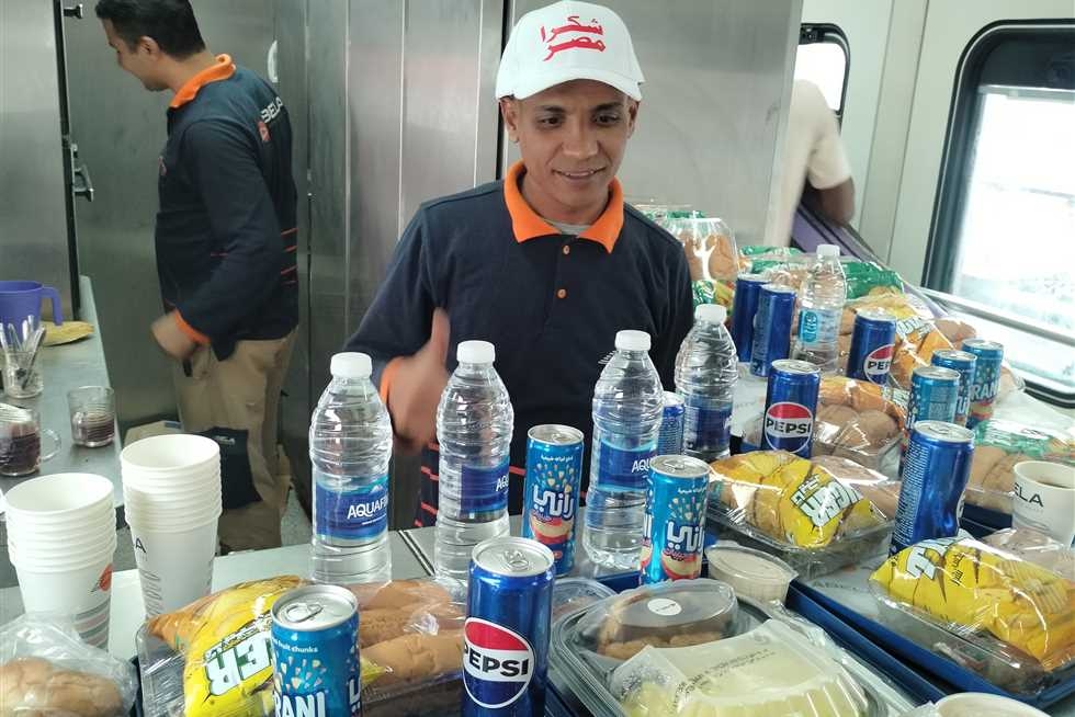 «المصري اليوم» على متن قطار العودة الطوعية للسودانيين.. رحلة إنسانية بخدمة فندقية