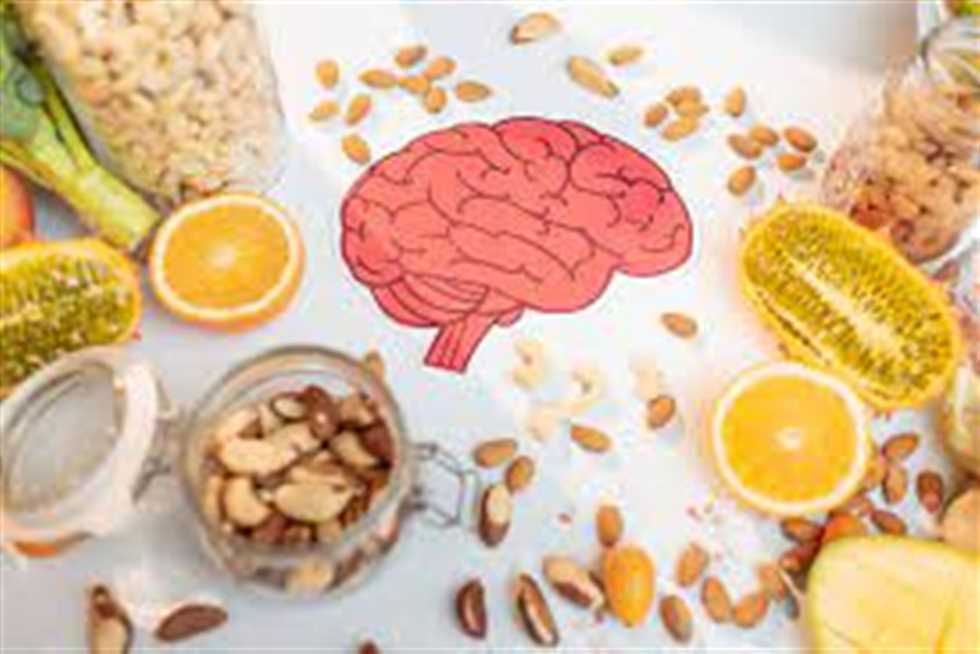 بينها التوت والمكسرات.. 7 أطعمة للوقاية من الزهايمر