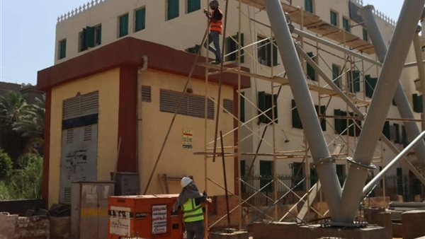 محافظ القليوبية يتابع الاستعدادات لتركيب كوبري المشاة الجديد بمحور العصار