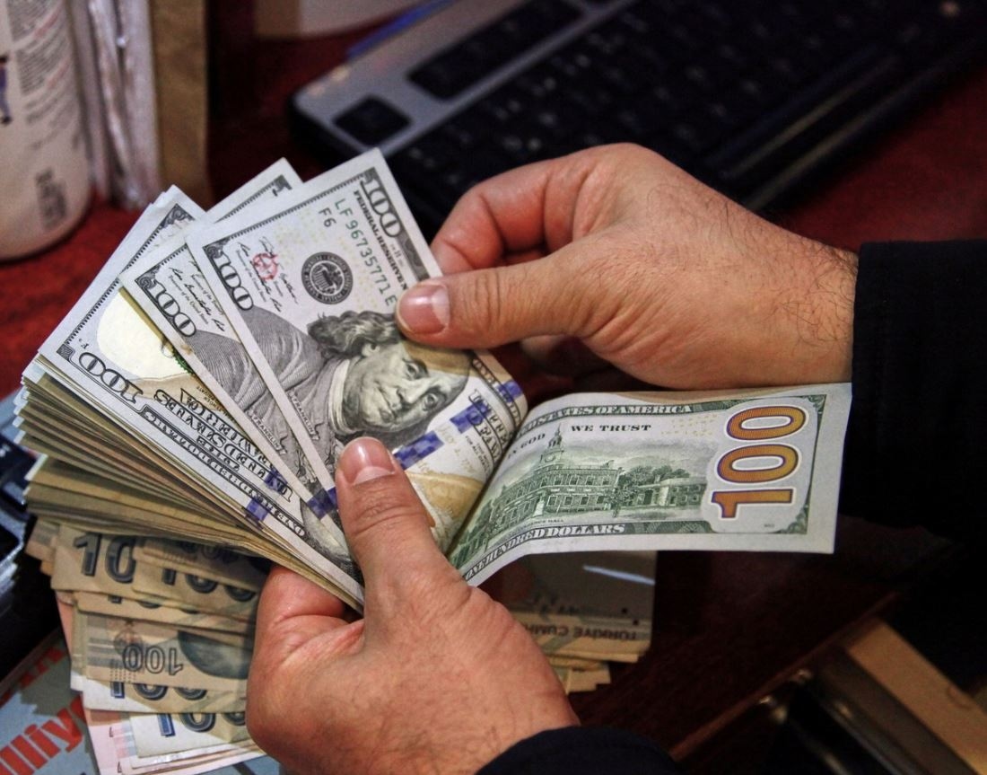 حصيلة بيع وشراء الدولار بين البنوك تسجل 1.145 مليار دولار على مدار الأسبوع