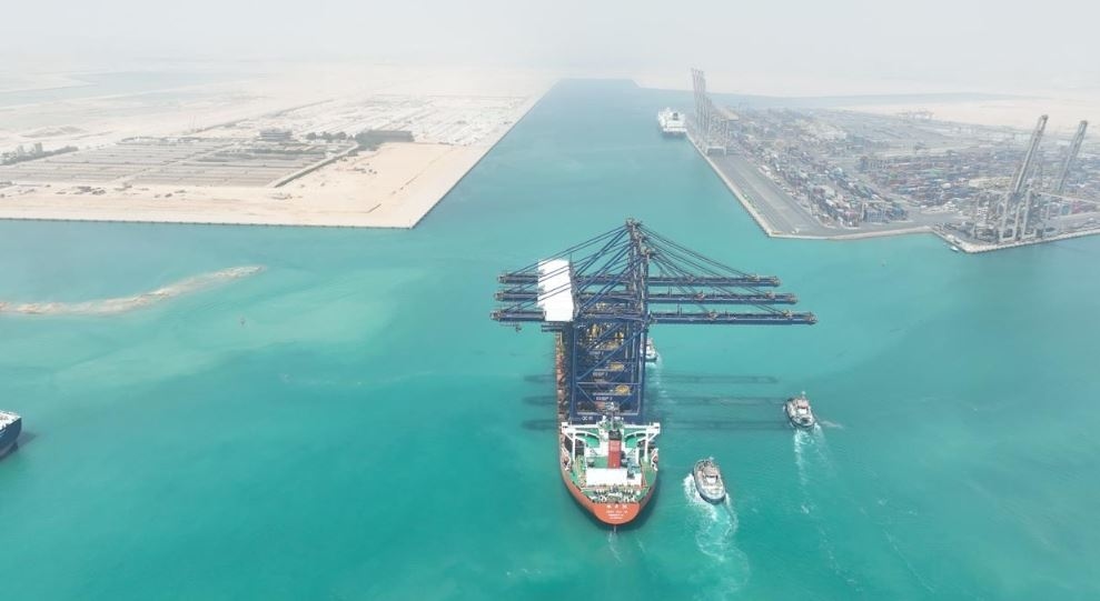 رصيف محطة هاتشيسون رقم 1 بميناء السخنة يستقبل السفينة ZHEN HUA 36 المخصصة لنقل الأوناش الثقيلة
