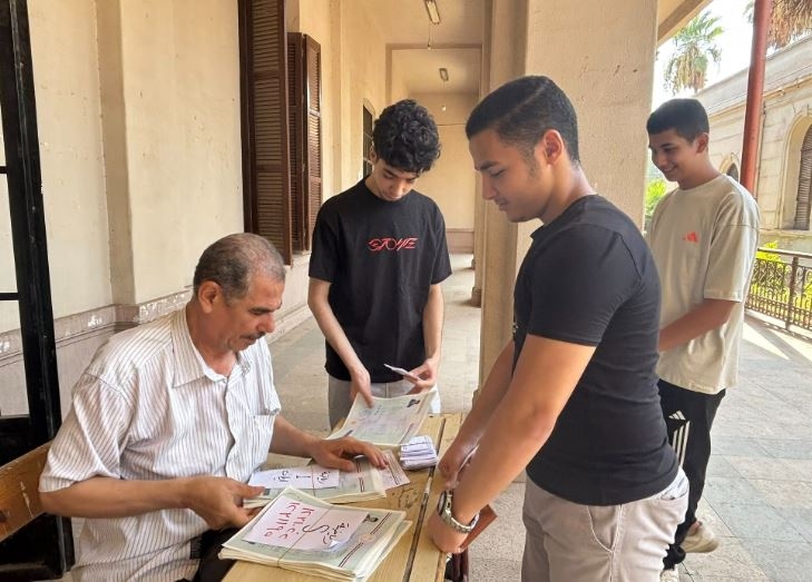 المدارس الثانوية تواصل تسليم استمارات النجاح لطلاب الثانوية العامة