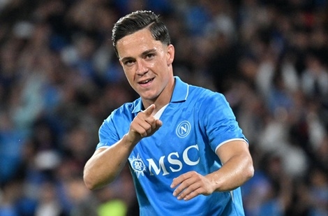 أتلتيكو مدريد يكثف اتصالاته للتوقيع مع مهاجم نابولي