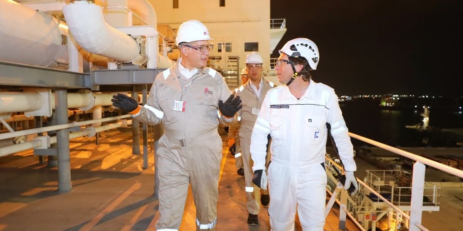 وزير البترول يتابع أعمال تجهيز سفينة التغييز "Energos Power" برصيف "تحيا مصر" بميناء الإسكندرية