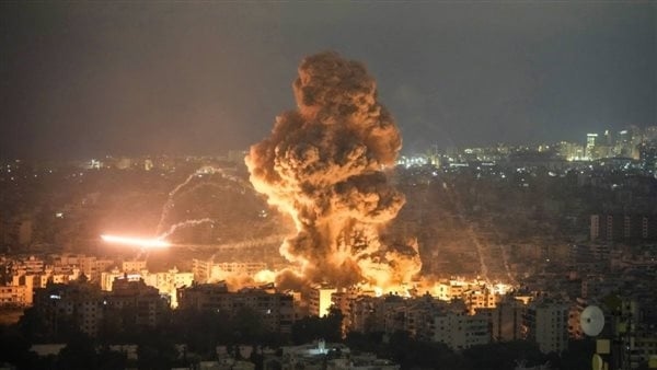 لحظة قصف طائرات الاحتلال مدرسة يافا التي تؤوي نازحين في حي التفاح بمدينة غزة