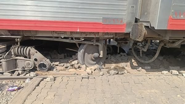 أول تحرك من السكك الحديدية بعد خروج عربة قطار عن مسارها بالمنوفية
