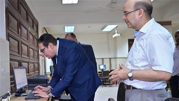 رئيس جامعة القاهرة يتفقد معامل التنسيق الإلكتروني (صور)