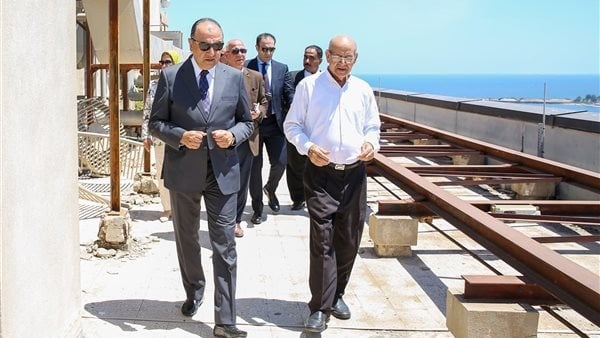 وزير قطاع الأعمال يجري جولة تفقدية لمبنى "قصر القطن" بالإسكندرية