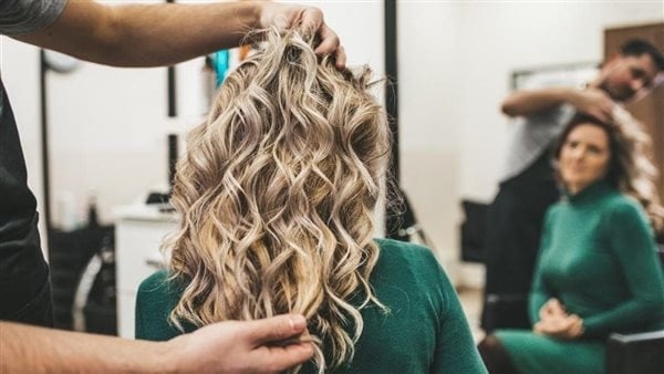 بعد أزمة أسماء جلال، أزهري يوضح سبب تحريم عمل الرجال بمهنة كوافير سيدات