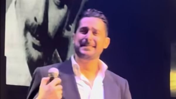 مطرب لبناني شهير يبكي على المسرح خلال حفله بعد وفاة زياد الرحباني (فيديو)