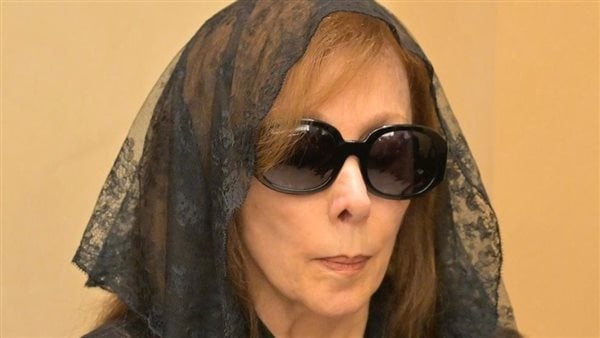 انحنت أمامها وقبلت يدها، مشهد مؤثر بين ماجدة الرومي وفيروز بجنازة زياد الرحباني (فيديو)