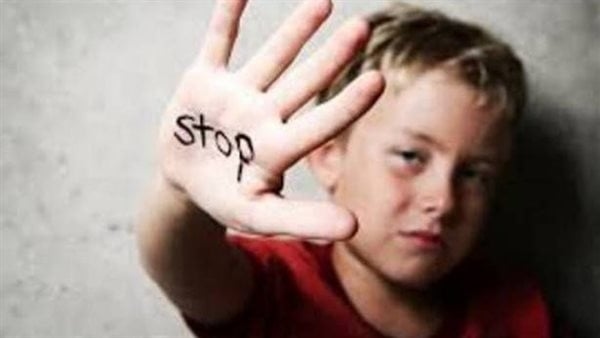 كيف يتصدى قانون الطفل للحسابات المحرضة على الانحراف؟