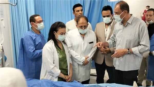 محافظ سوهاج يزور مصابي حريق مطعم ميدان الشبان بالمستشفى ويأمر المسؤولين برفع حالة الطوارئ (صور)