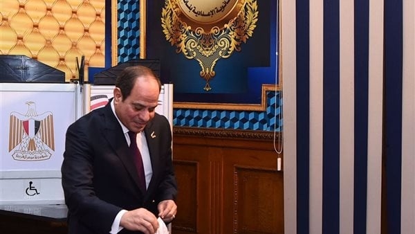 السيسي يدلي بصوته في انتخابات مجلس الشيوخ 2025