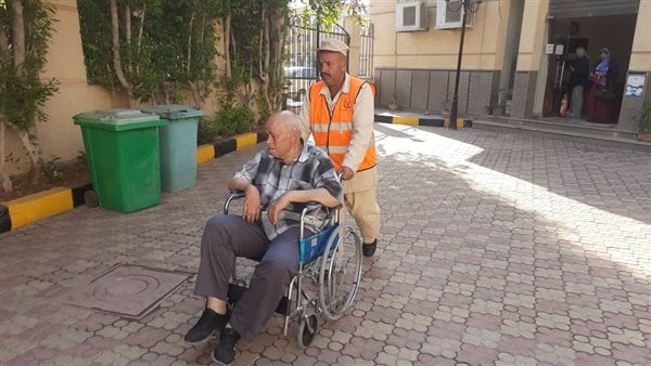 رغم ظروفه الصحية وتقدمه بالعمر، مسن يحرص على المشاركة بانتخابات الشيوخ 2025 بالبحيرة (صور)