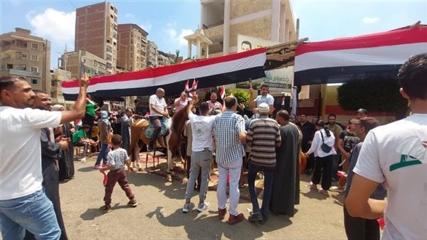 بالخيل والأغاني الوطنية، احتفالات أهالي المنصورة أمام لجنة الشهيد خالد الطوخي بانتخابات الشيوخ 2025 (فيديو وصور)