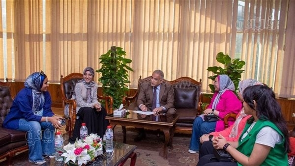 رئيس جامعة طنطا يجتمع بوفد من الطبيبات المقيمات لسماع شكواهم