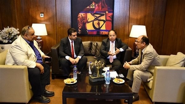 رئيس جامعة حلوان يستقبل وزير المالية السابق على هامش مناقشة رسالة دكتوراه