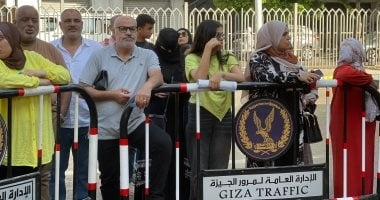 دعوات الأمهات ترافق طلاب الثانوية العامة أمام لجان امتحان الفيزياء والتاريخ بالجيزة