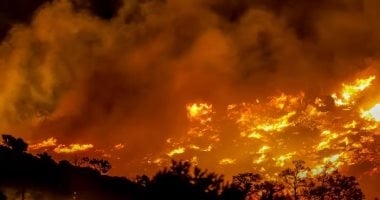 اليونان تُخلى فنادق ومنازل فى جزيرة كريت بسبب حريق خارج عن السيطرة.. فيديو