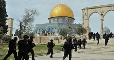 مستوطنون يقتحمون باحات المسجد الأقصى .. والاحتلال يعتقل 8 فلسطينيين فى الضفة