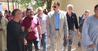 محافظ سوهاج يتفقد مستوى الخدمات المقدمة للمواطنين بقرية "المدمر"