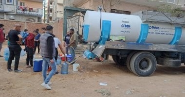 بعد كسر خط مياه.. توفير 8 سيارات مياه بالمناطق المتضررة بكفر الدوار