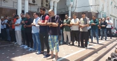الآلاف يؤدون صلاة الجنازة على محمد أبو النجا "بونجا" بالإسماعيلية.. فيديو وصور