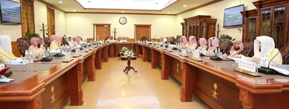 عقدت اجتماعها الدوري برئاسة المفتي.. هيئة كبار العلماء تستدعي خبراء لتقديم رؤى متخصصة