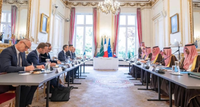 أكد حرص المملكة على تبادل الخبرات بين المختصين في البلدين.. وزير الداخلية ونظيره الفرنسي يوقعان وثيقة تعاون أمني