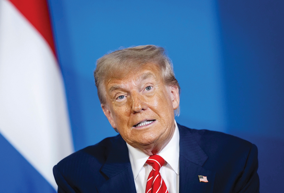 علي خامنئي بشدة الجمعة وتخلى عن خطة لتخفيف العقوبات المفروضة على