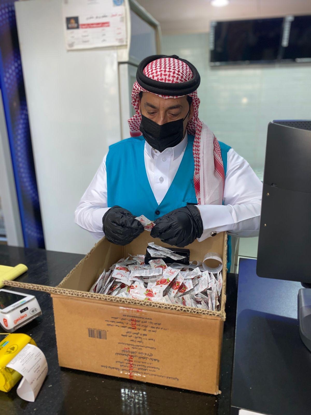 ضبط عمالة مخالفة تخزن المواد الغذائية بطرق تفتقر للاشتراطات الصحية في رأس تنورة