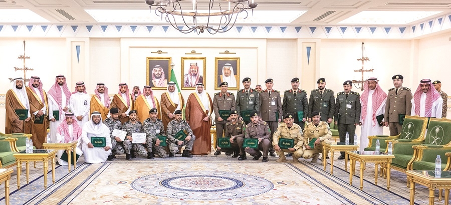 فيصل بن مشعل يكرّم المتميزين في لجان العفو بالقصيم