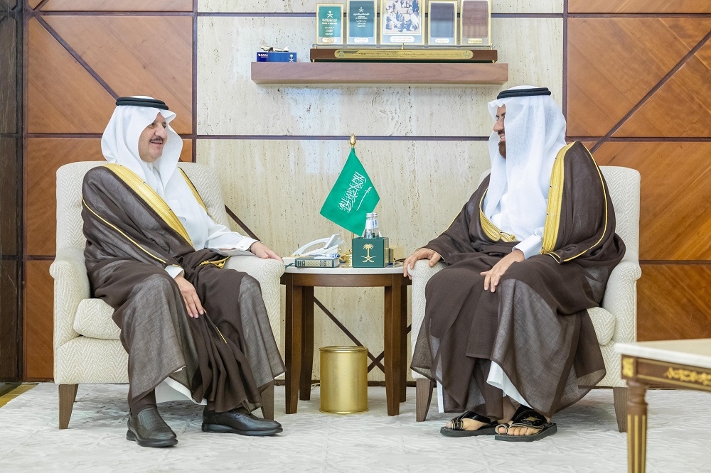 أمير الشرقية يستقبل مدير عام فرع وزارة الشؤون ورئيس جمعية التنمية بالحزام الذهبي