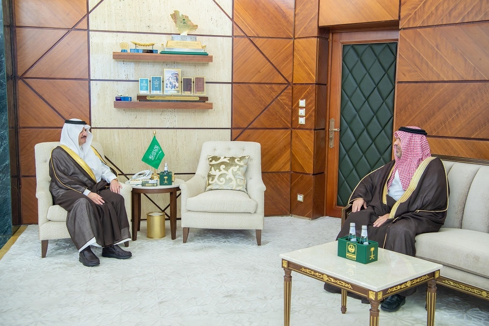أمير الشرقية يستقبل مدير عام فرع وزارة الصحة ب ويطّلع على التقرير السنوي لأعمال الهلال الأحمر